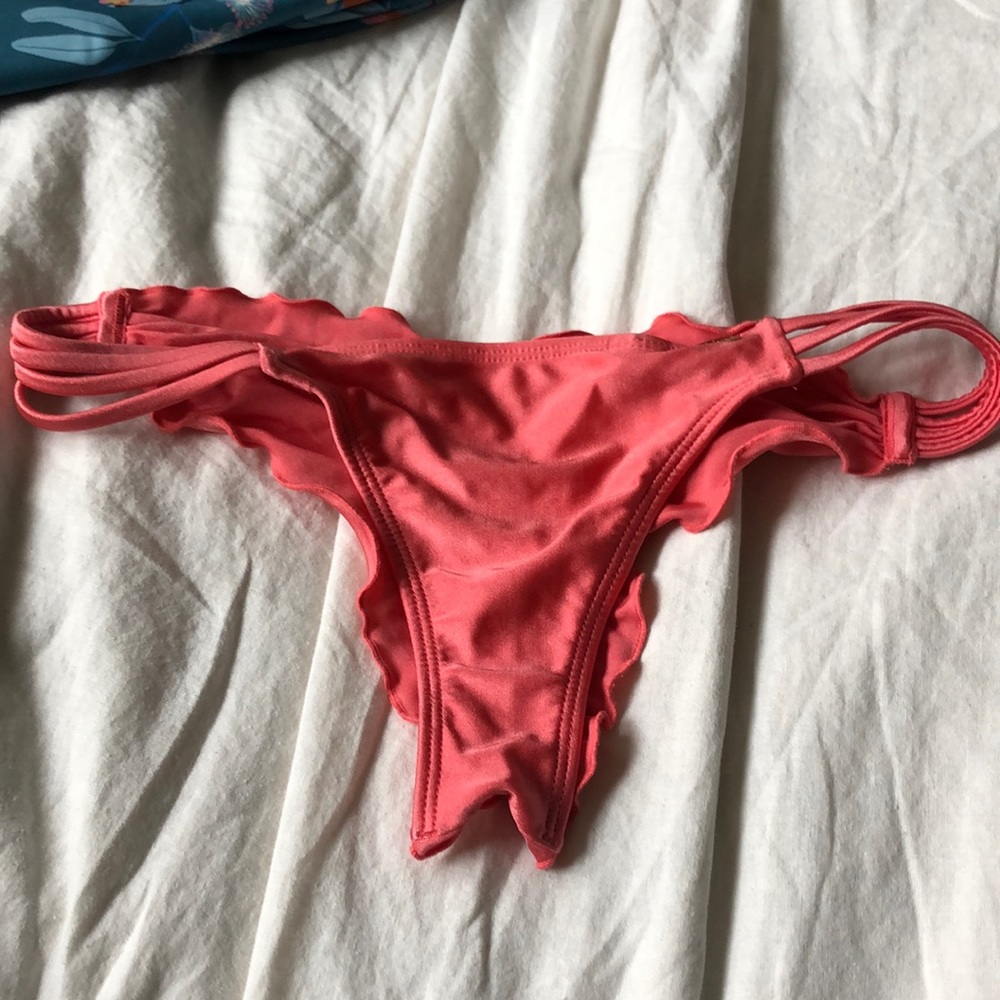 Coral luli fama ruffled bikini